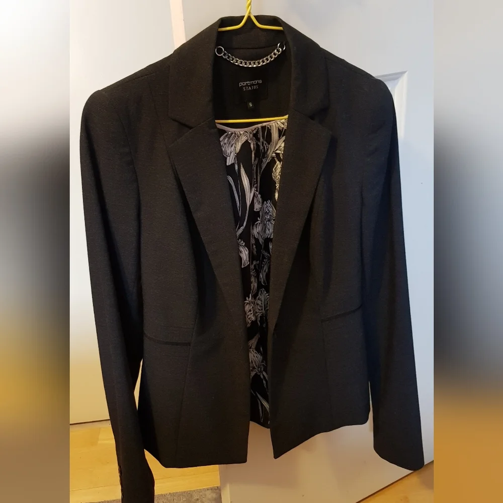 Luxurious Portmans Status ladies suit 6-8 - Picture 5 of 11